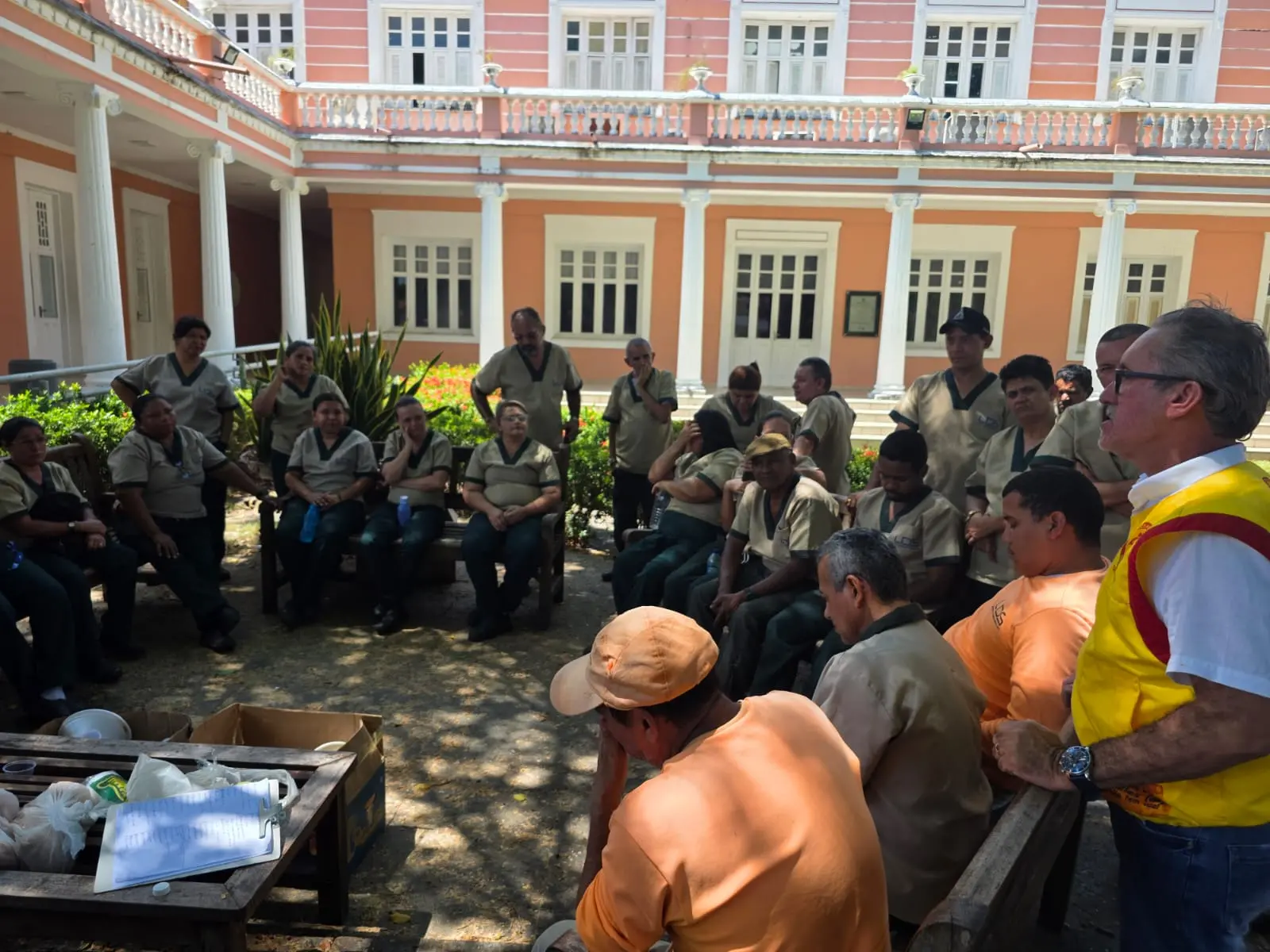 Reunião de trabalhadores com o sindicato de classe nos jardins da Reitoria da UFC, em Fortaleza.