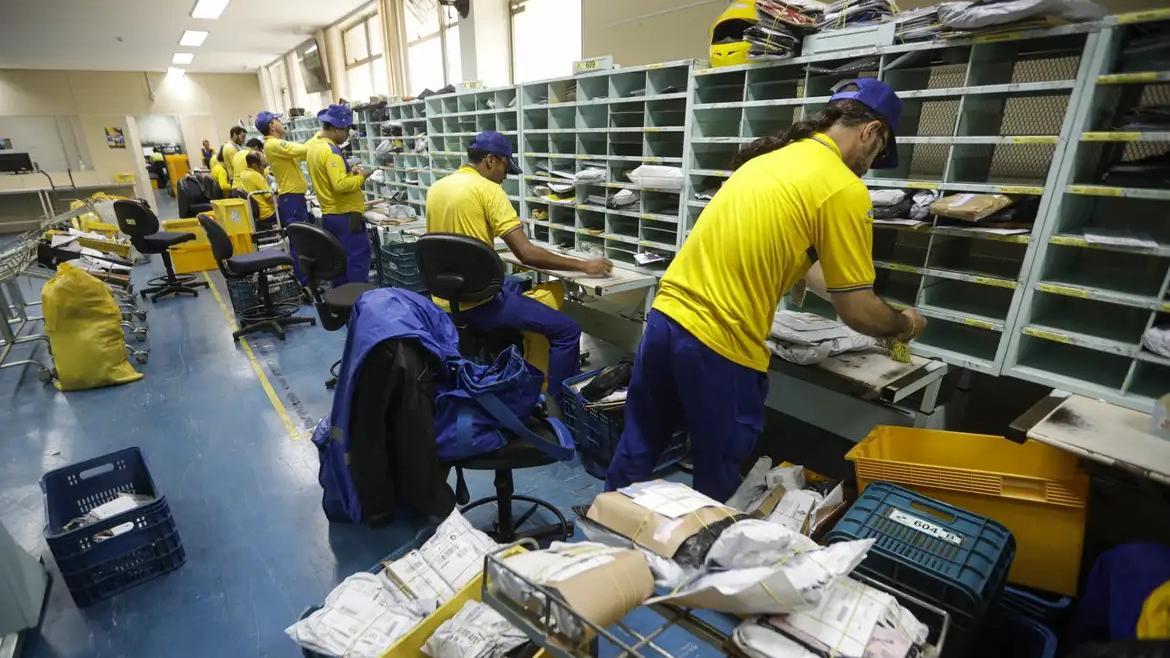 Trabalhadores dos correios.