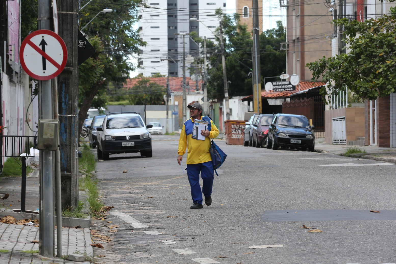 Foto que contém um carteiro entregando cartas em Fortaleza.