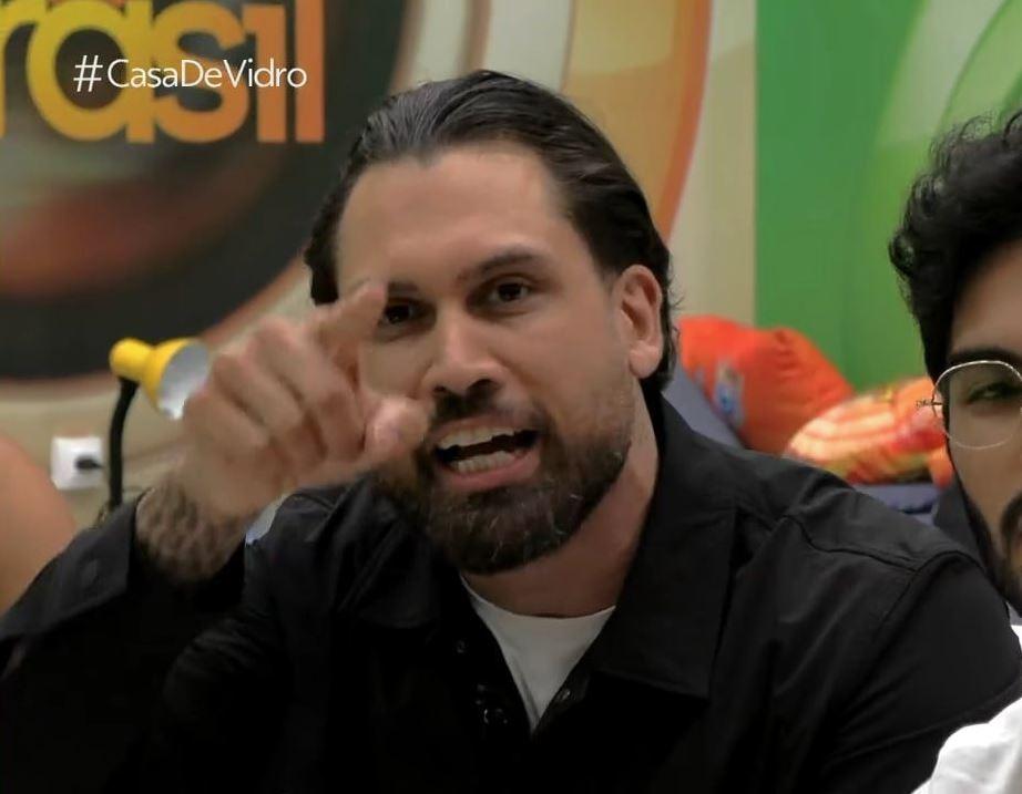 foto do participante Brigido durante participação na Casa de Vidro do BBB 26.