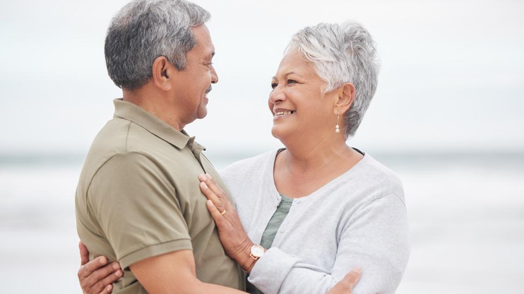 Um casal sênior troca um olhar afetuoso à beira-mar, transmitindo cuidado, confiança e bem-estar.
A cena reforça a ideia de viver a maturidade com tranquilidade e qualidade de vida.
