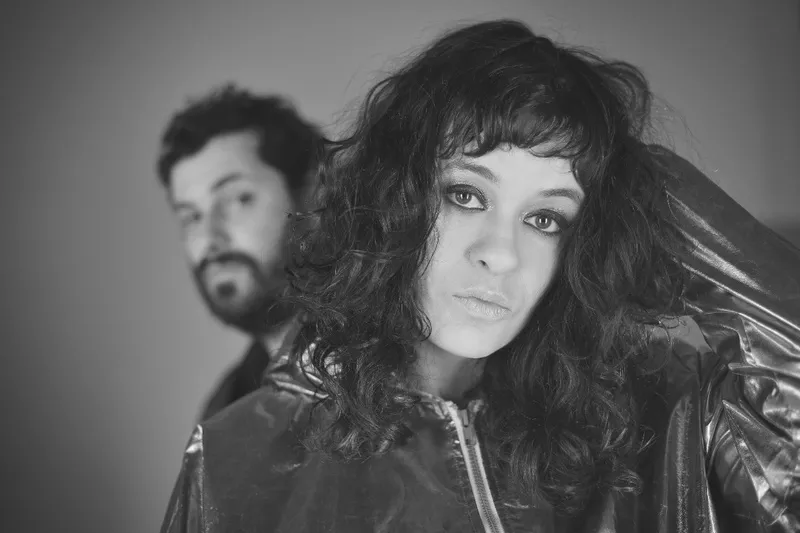 Os irmãos Gustavo e Tulipa Ruiz.