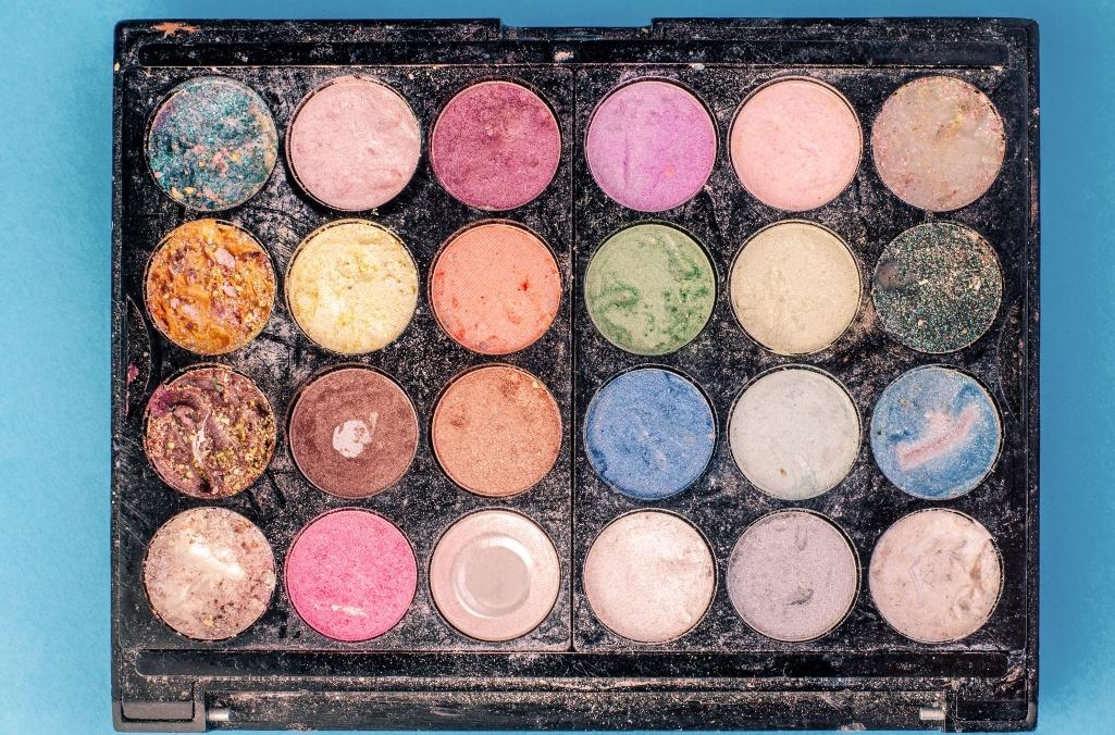 Imagem de uma paleta de cores coloridas para matéria sobre Carnaval 2026.