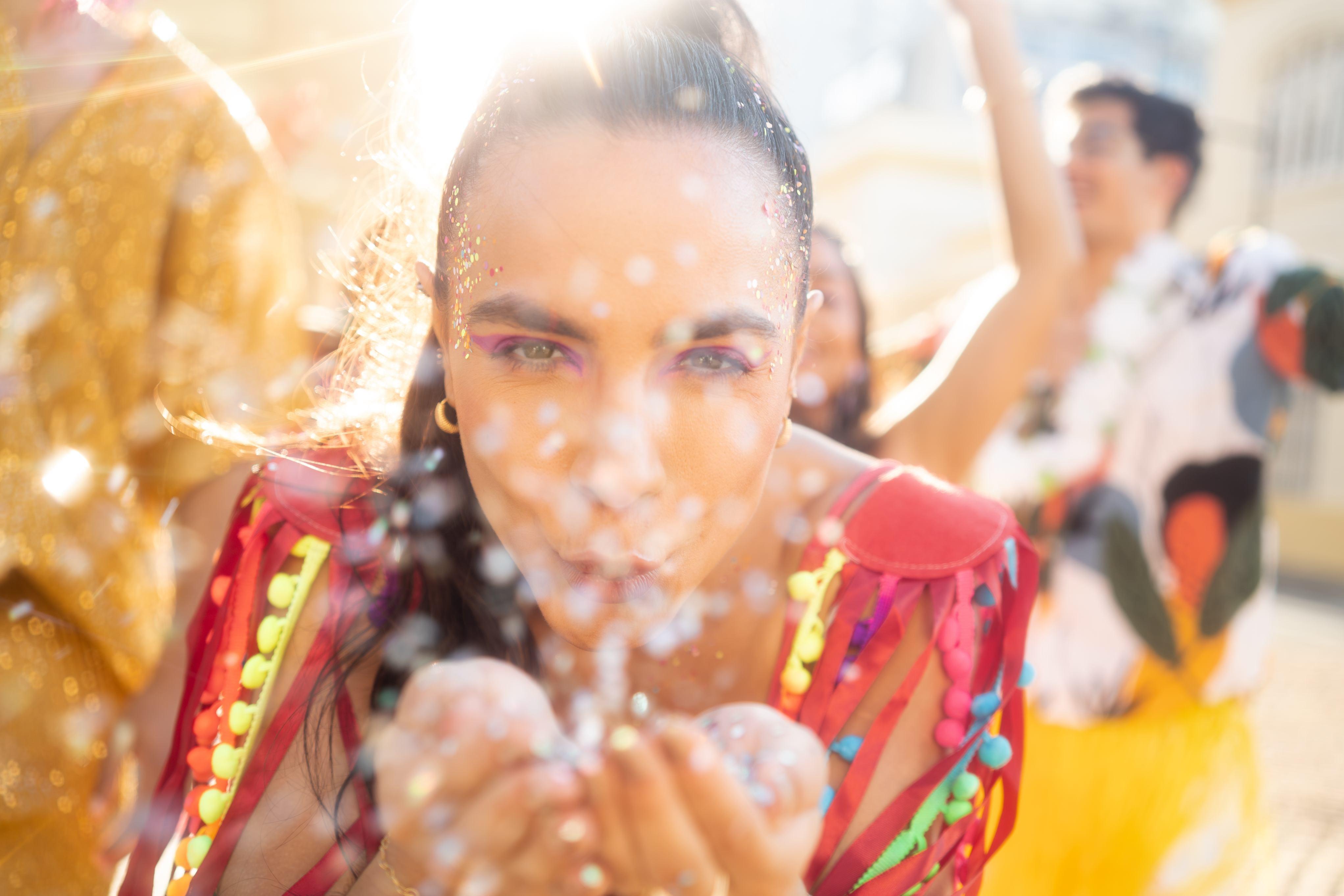 Imagem de uma foliã com maquiagem para matéria sobre tendências do Carnaval 2026.