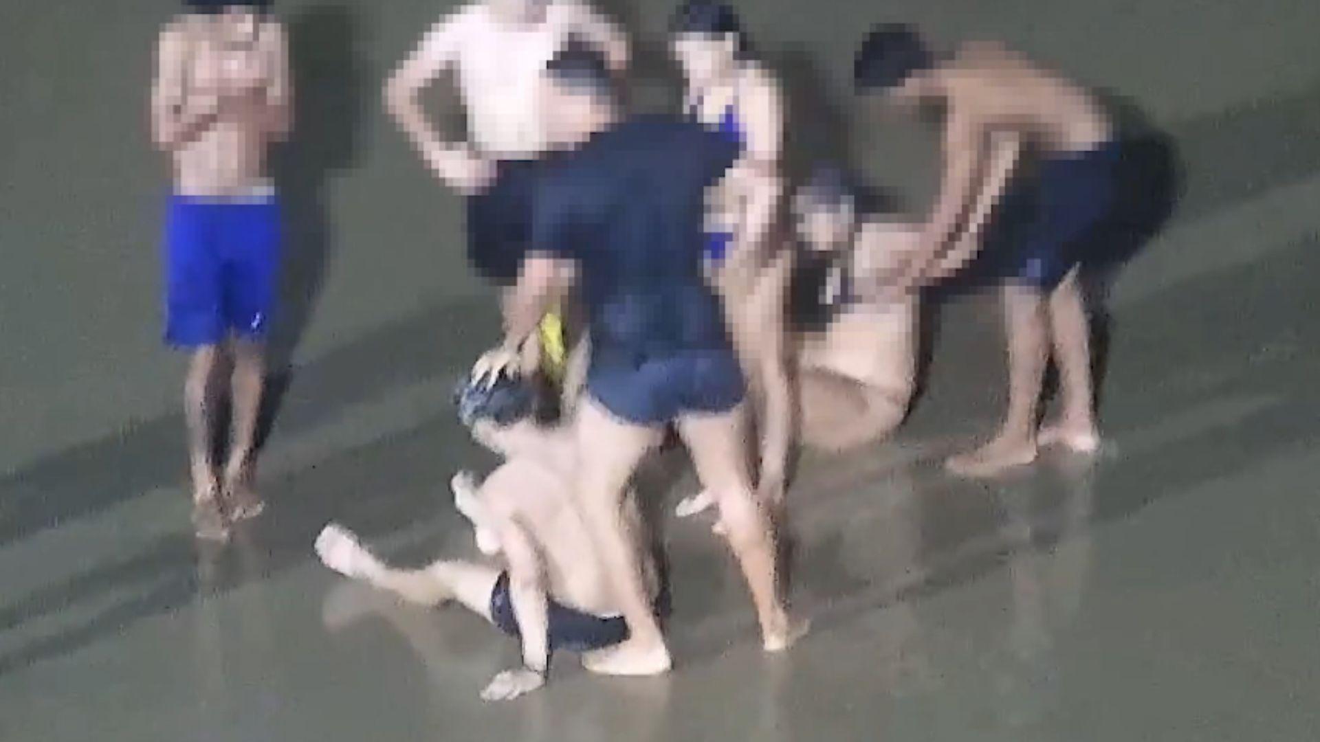 Imagem de policial militar salvando dois jovens na praia de iracema em fortaleza.