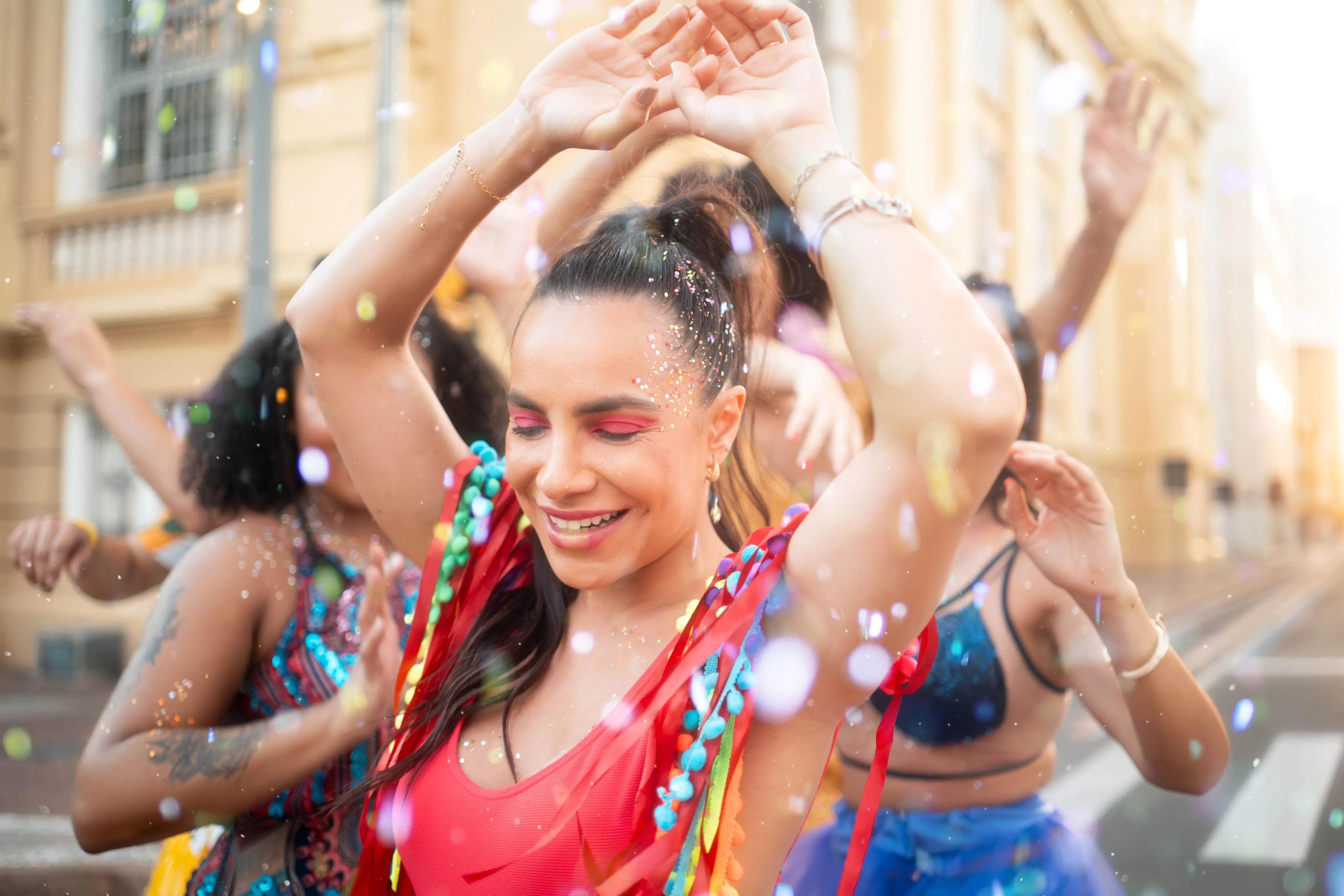 Brilhos e pedrarias são tendências que permanecem no Carnaval deste ano.