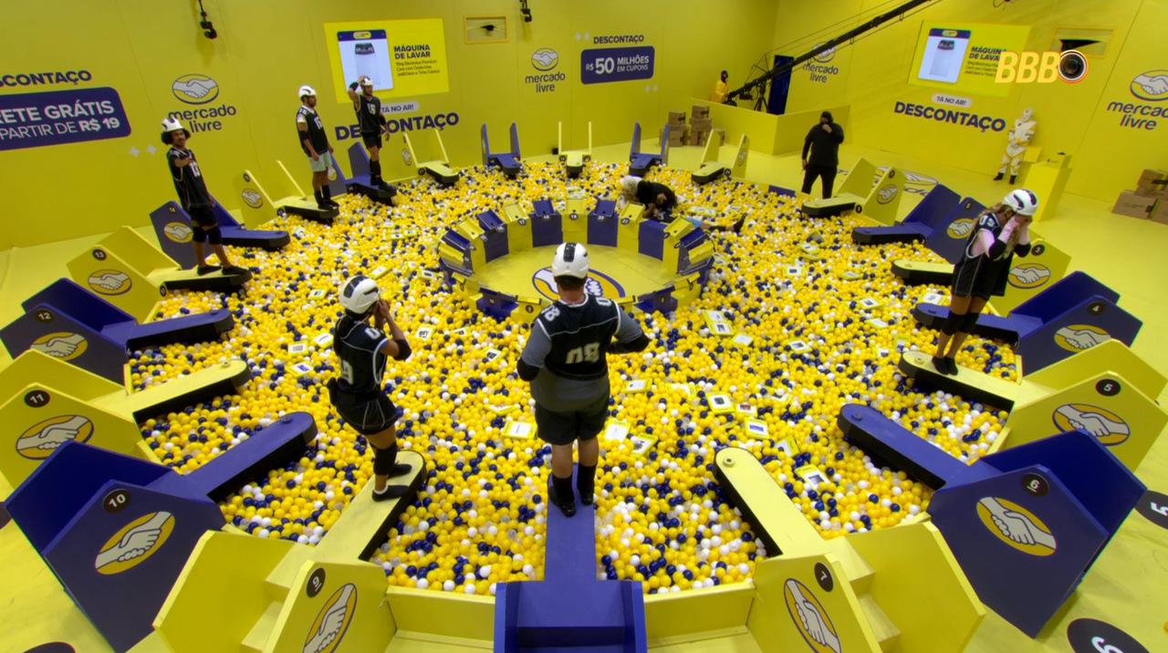 Henri Castelli passando mal durante prova no BBB 26 com várias plataformas amarelas e azuis.