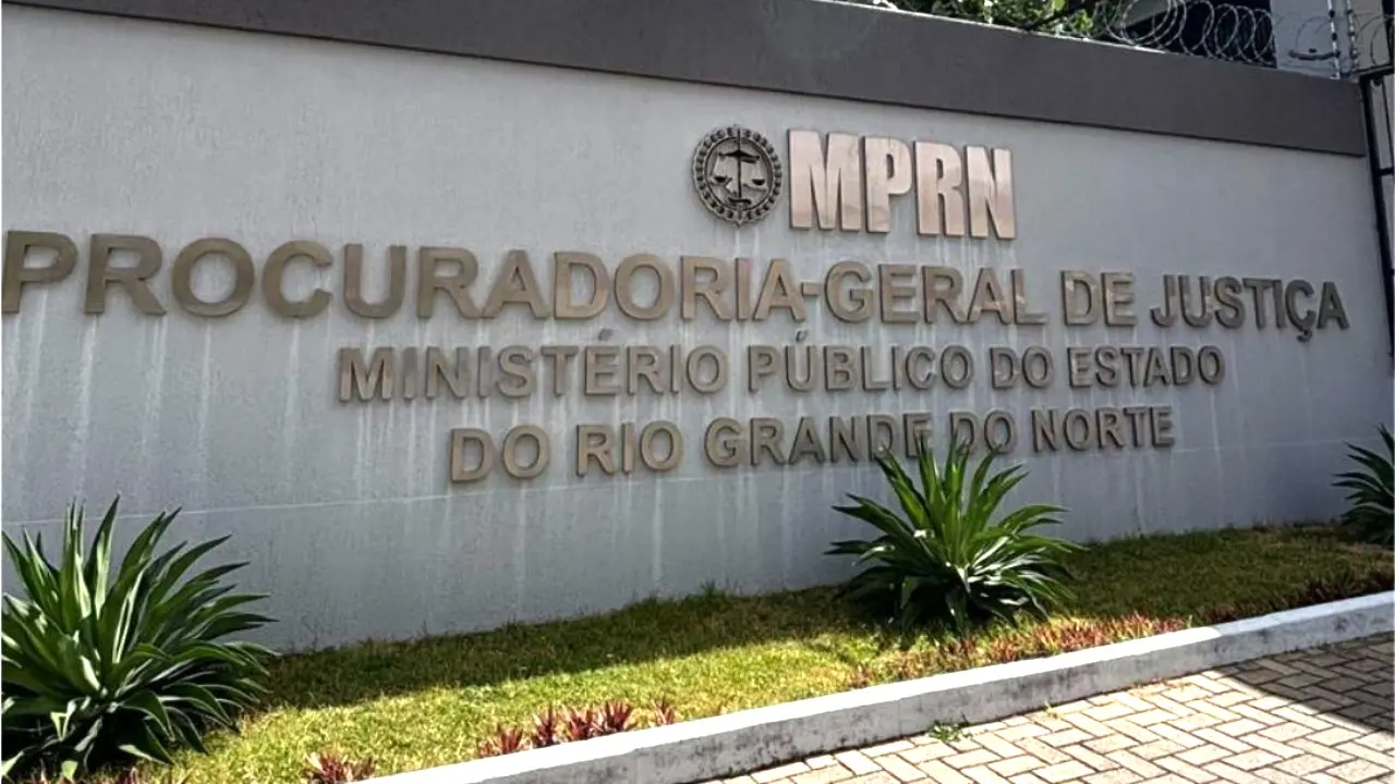 Fachada do prédio da Procuradoria-Geral de Justiça do Ministério Público do Estado do Rio Grande do Norte (MPRN), com o nome da instituição em letras douradas em relevo.