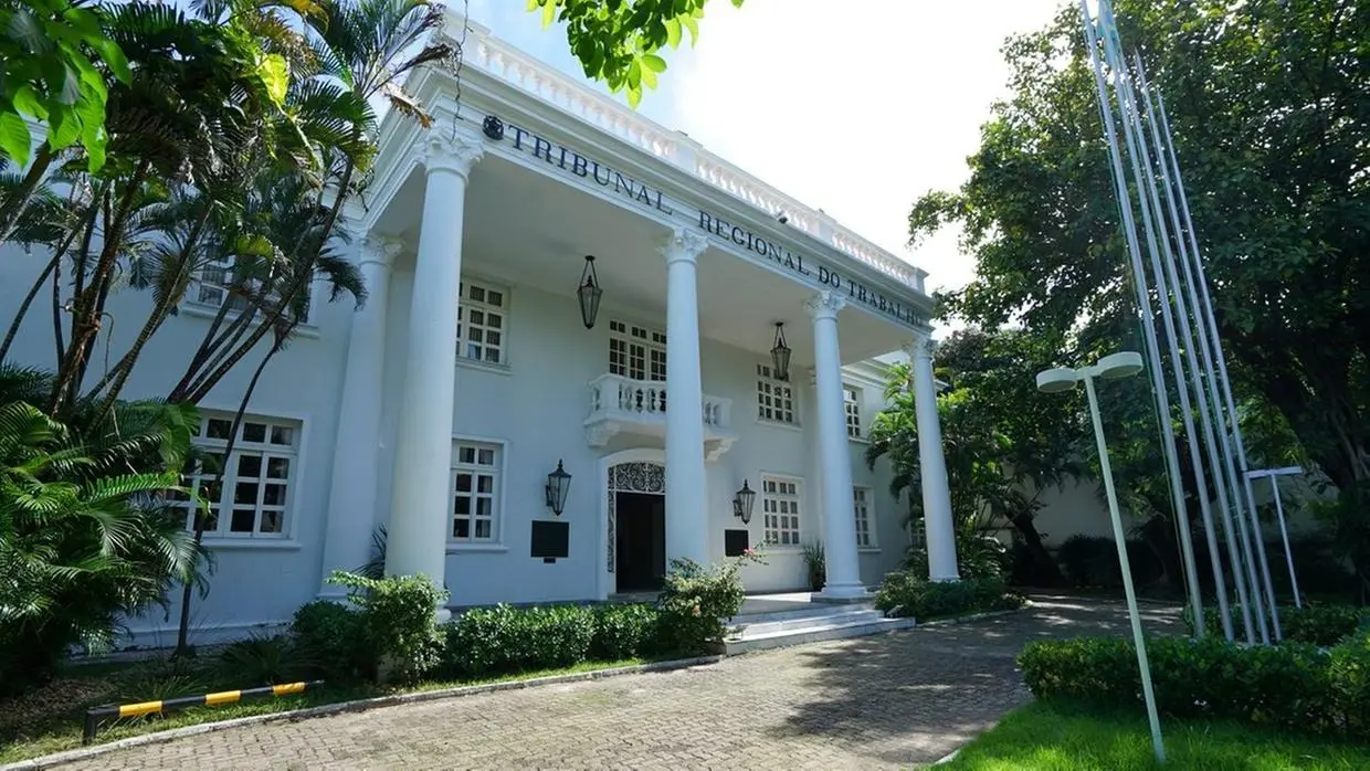 Fachada do Tribunal Regional do Trabalho no Ceará.