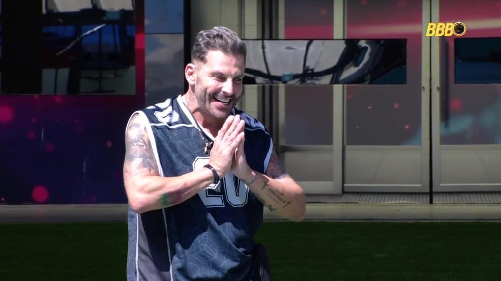 Henri Castelli retornou ao BBB na tarde desta quinta-feira (14).