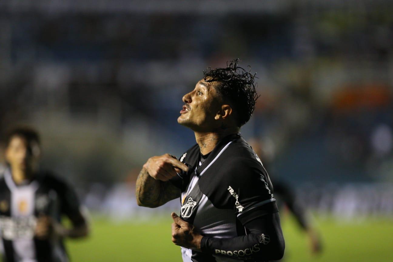 Foto de Vina, autor do gol da vitória do Ceará diante do Maranguape
