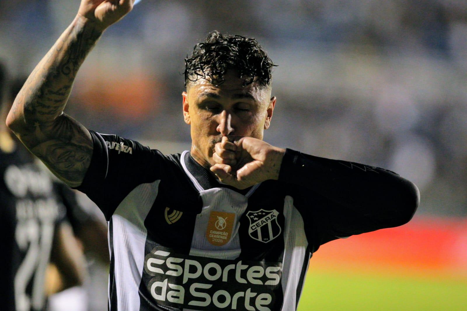 Vina celebra gol pelo Ceará