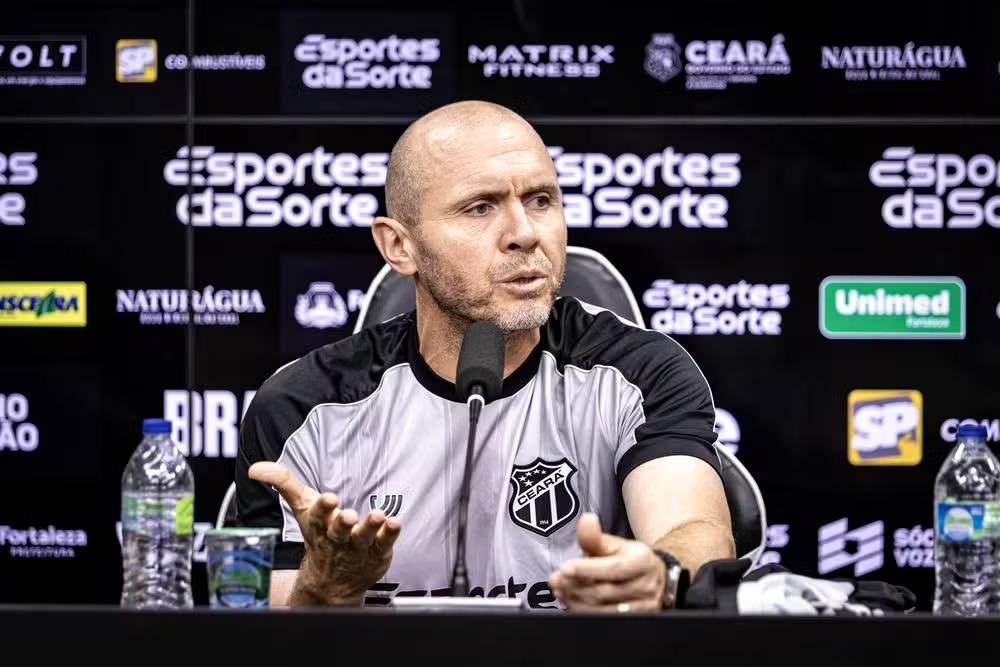 Mozart celebra vitória em estreia pelo Ceará