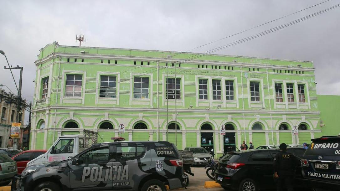 fachada da cgd controladoria viaturas da policia militar.