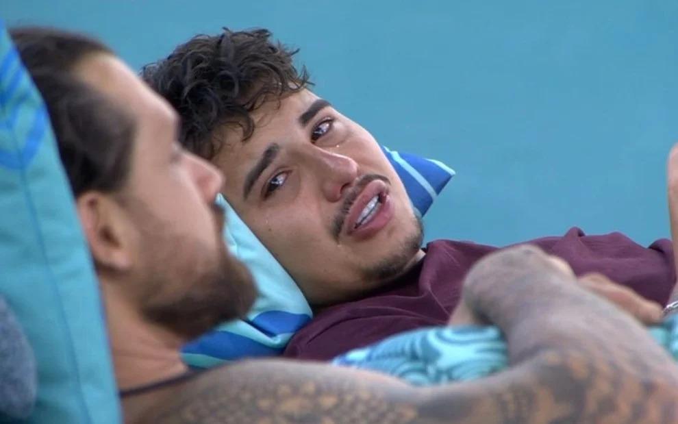 foto do participante Pedro conversando com Brigido no gramado do BBB 26.