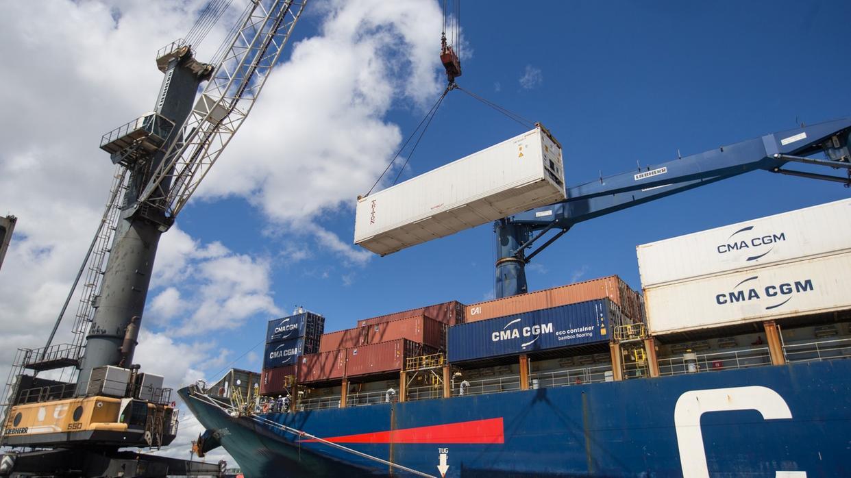 Foto que contém movimentação de contêineres em navio no Porto de Fortaleza.