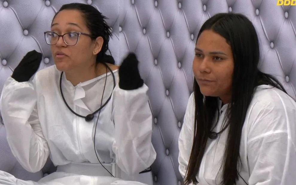 foto das participantes Rafaella e Chaiany no quarto branco do BBB 26.