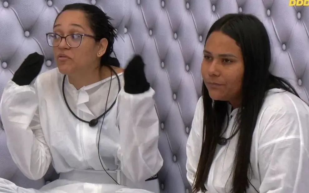foto das participantes Rafaella e Chaiany no quarto branco do BBB 26.