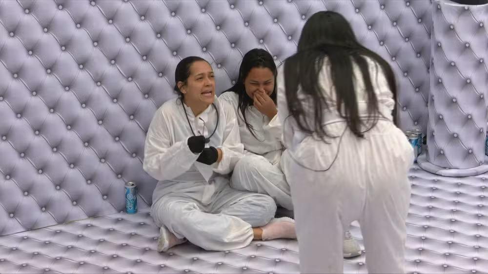 Imagem de um frame dos participantes no Quarto Branco que agora com a saída de Henri Castelli terão 3 vagas para a casa principal do BBB 26.