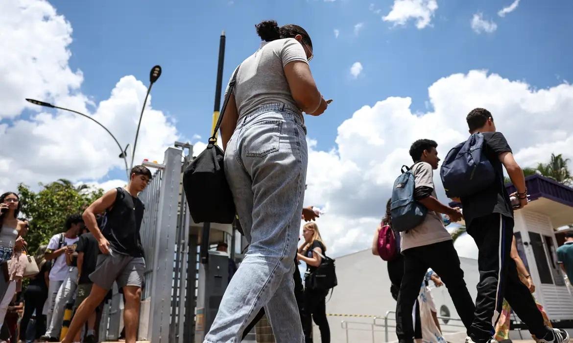 Estudantes entrando para fazer provas.