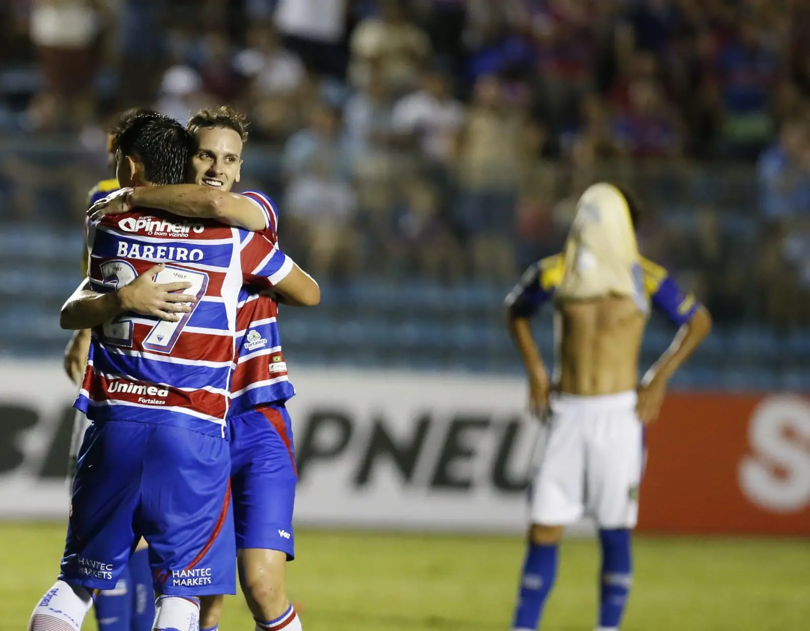 Foto de Pochettino e Bareiro comemoram um dos gols do Fortaleza na goleada sobre o Quixadá