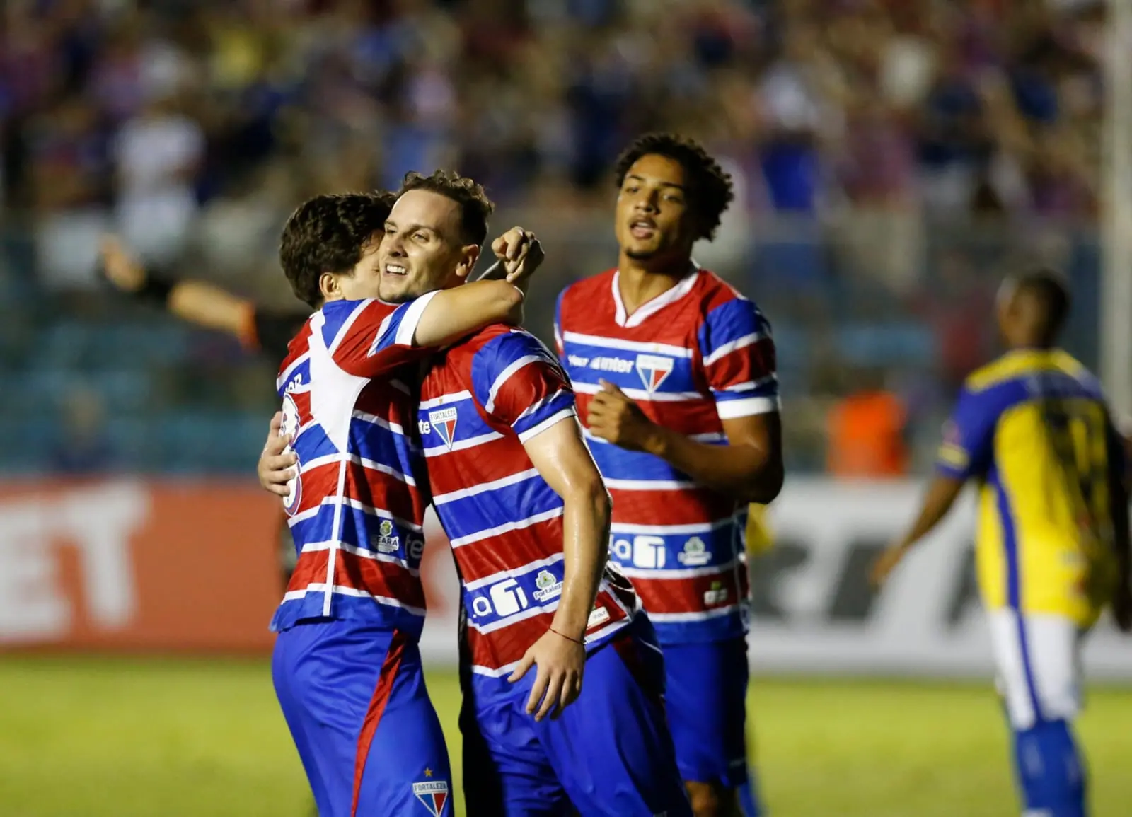 Foto de Lucca Prior, Pochettino e Kayke comemorando gol do Fortaleza