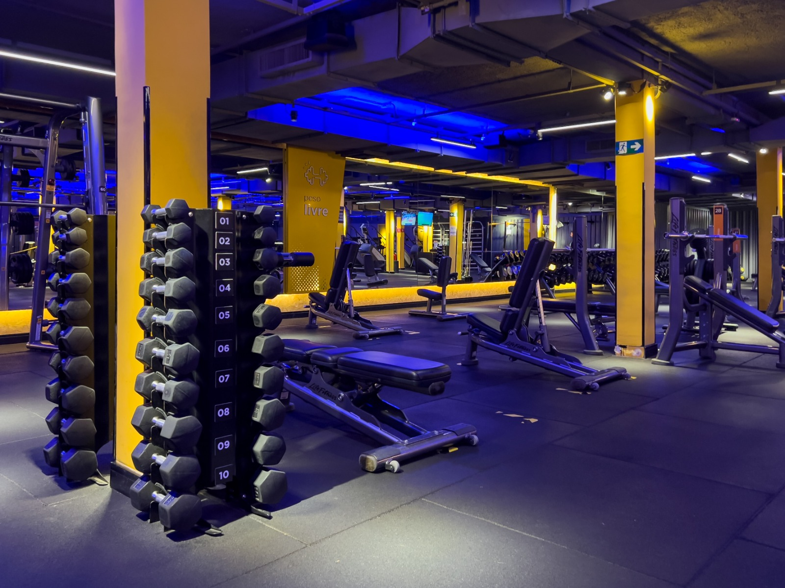 Foto que contém o interior de uma academia no Ceará.
