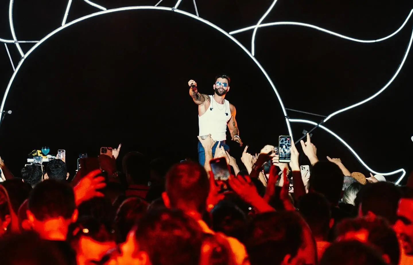 Projeto 'Paraíso Particular' com Gusttavo Lima no palco.