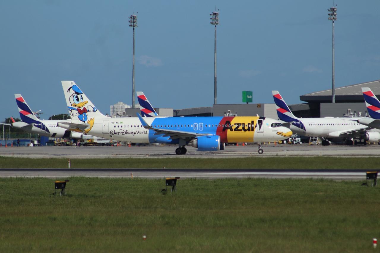 imagem mostra aviões da azul e latam estacionados no aeroporto de fortaleza.
