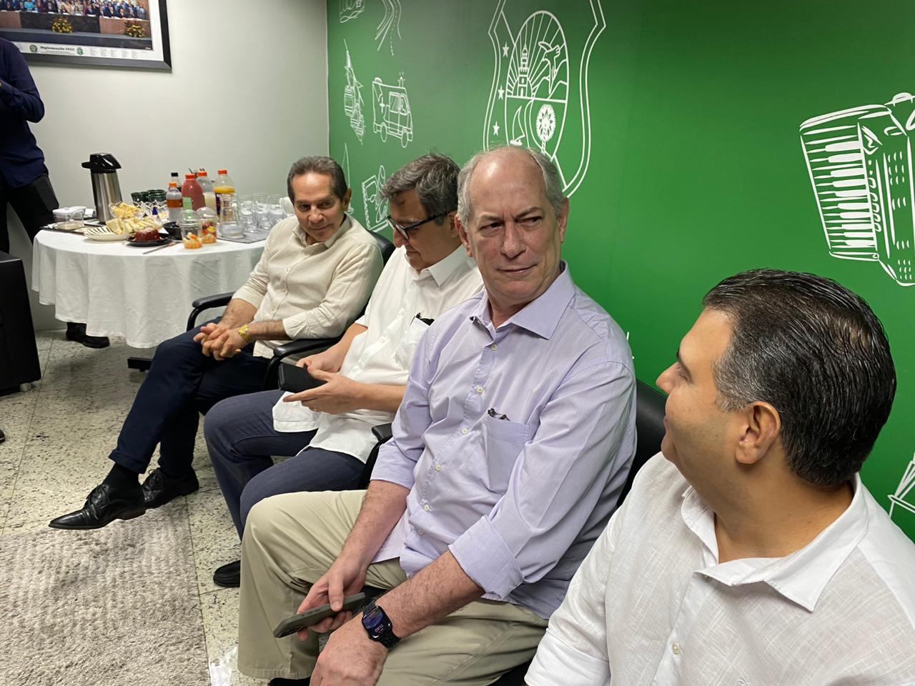Foto de Ciro Gomes em gabinete da Alece.