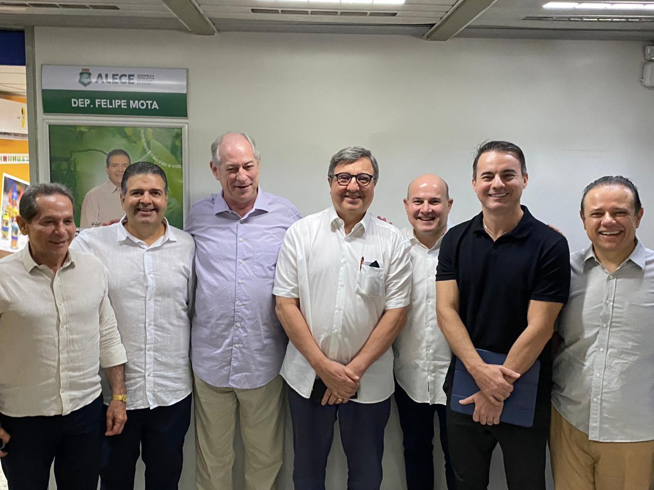 Ciro Gomes ao lado de deputados estaduais do União Brasil na Alece. Eles estão de pé e vestem roupas sociais.