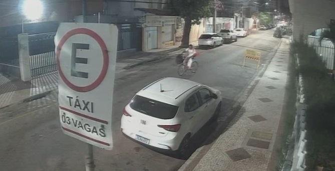 Imagens mostra suspeito de furto na Rua Antônio Augusto.