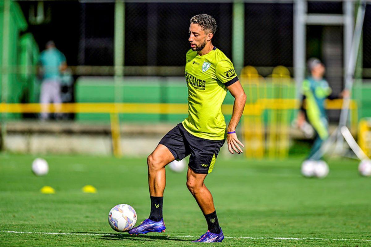 Ceará encaminha contratação do zagueiro Júlio César, ex-América-MG