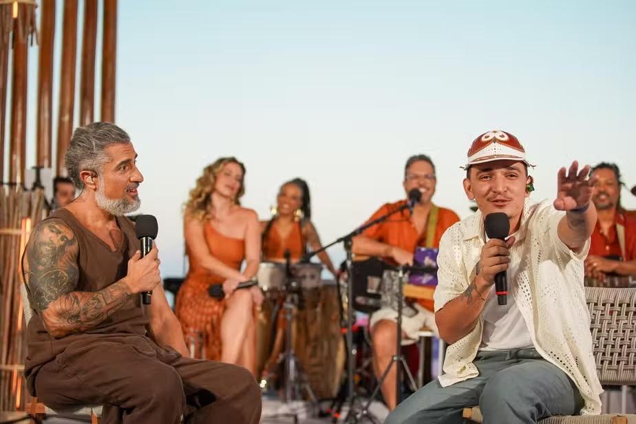 Marcos Mion com o cantor João Gomes.