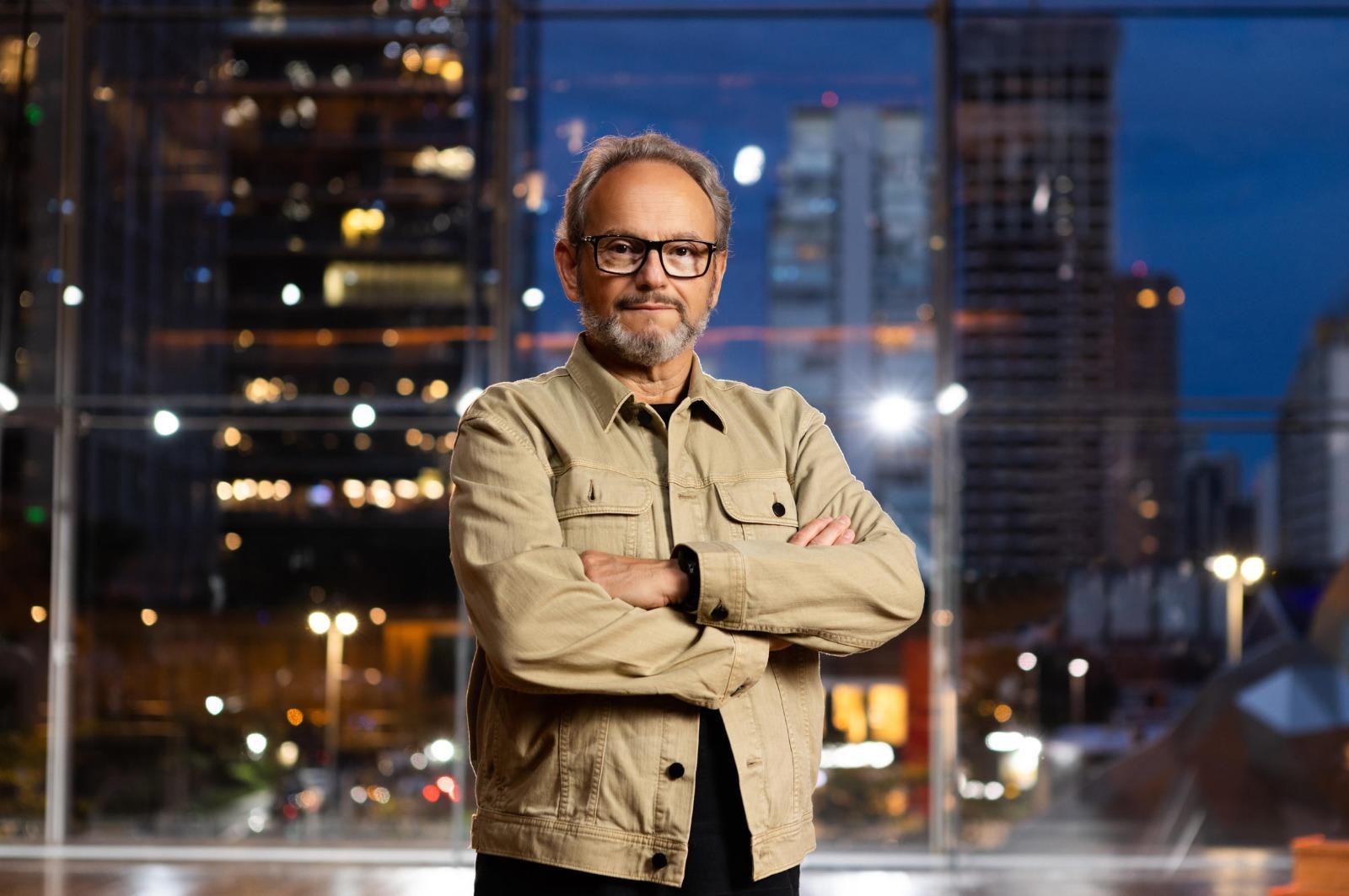 Ernerto Paglia posa para foto.