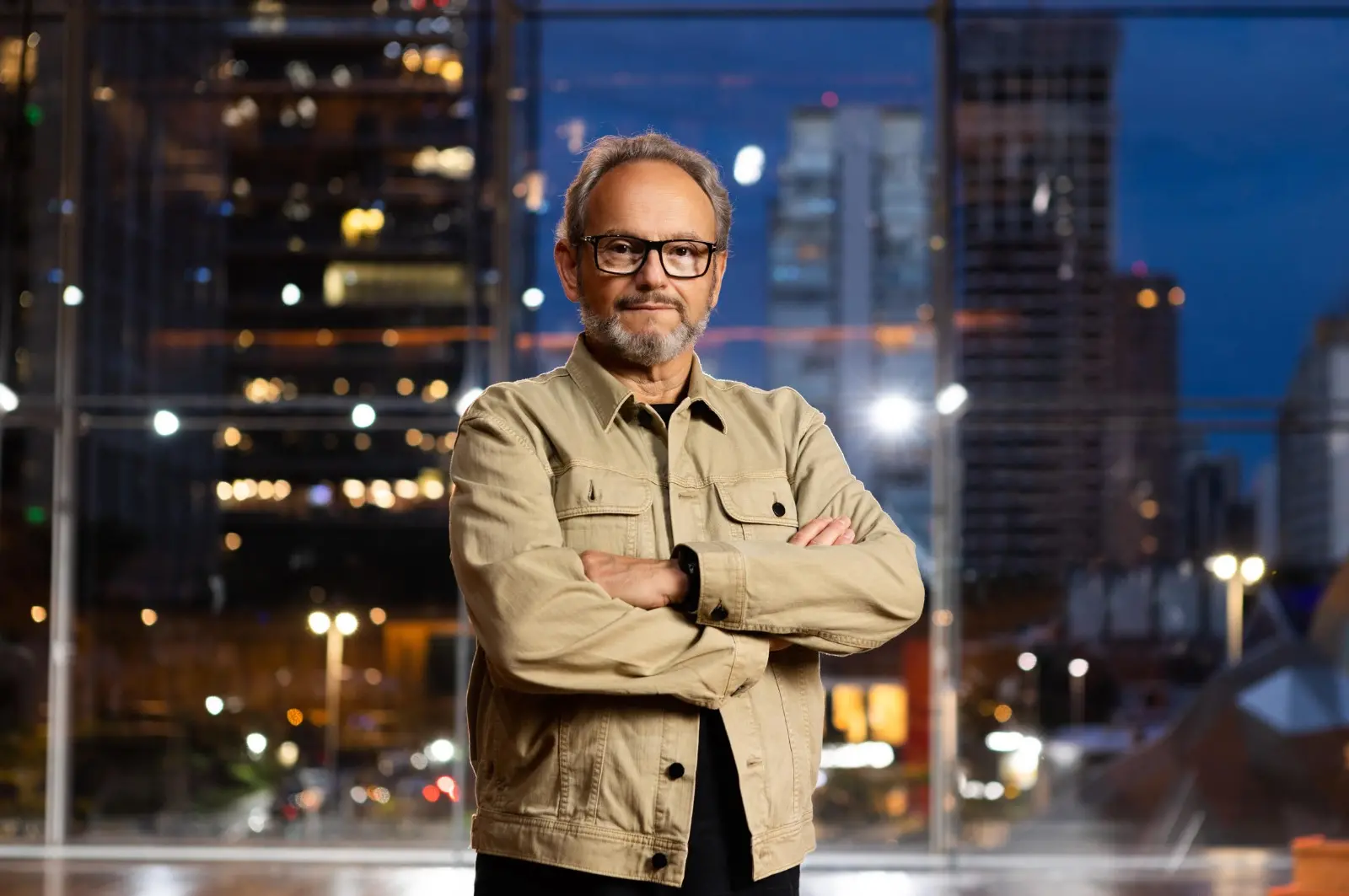 Ernerto Paglia posa para foto.