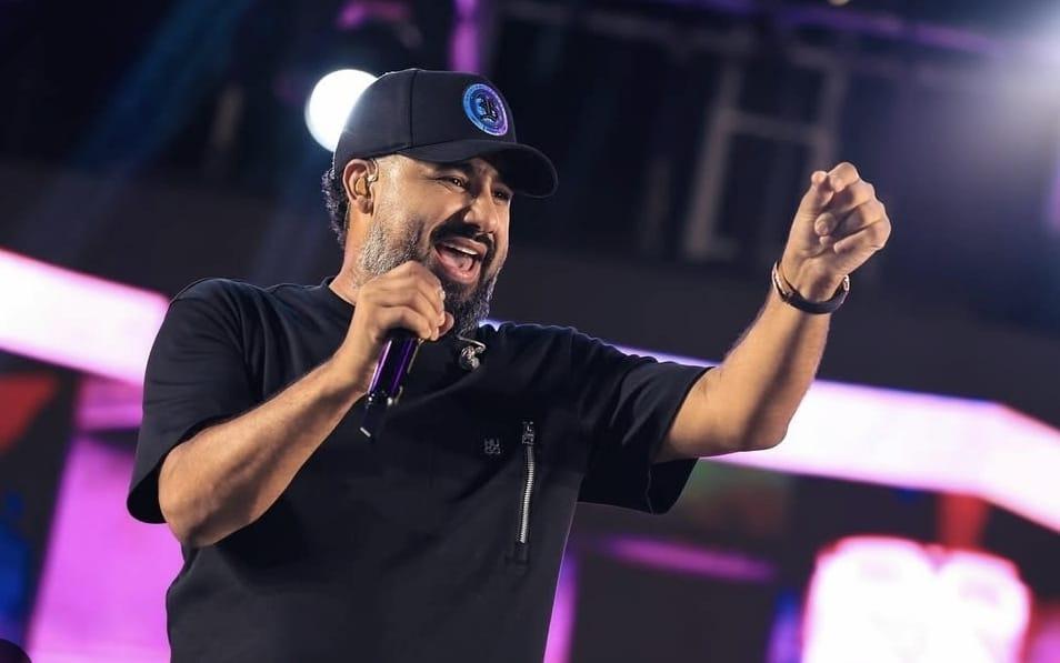 Cantor se apresentando.