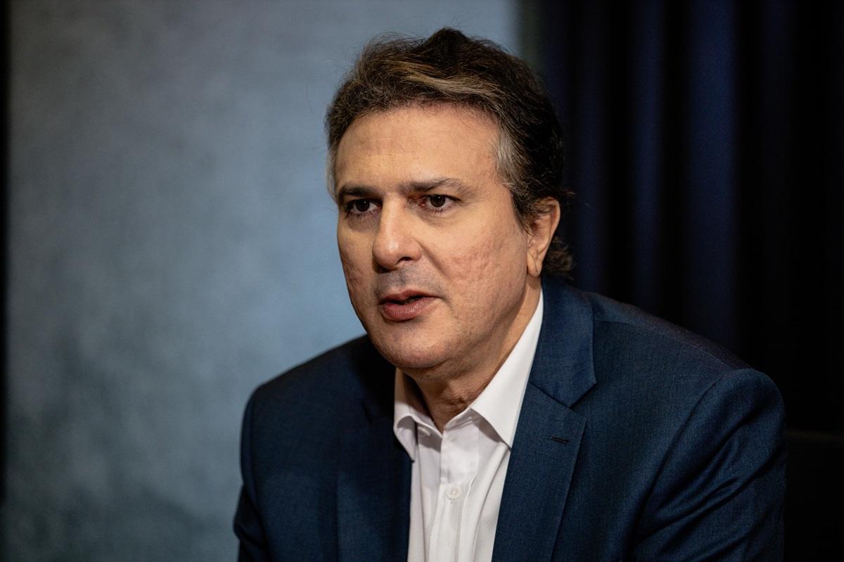 Foto de Camilo Santana, em close-up, vestindo terno preto e camisa branca.