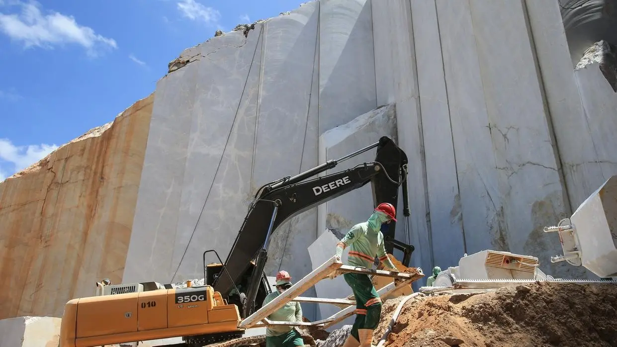 Trabalhador em Uruoca mexendo em rocha.