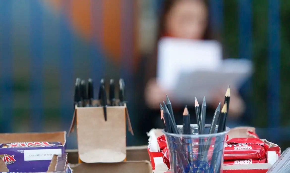 Imagem mostra canetas e lápis.