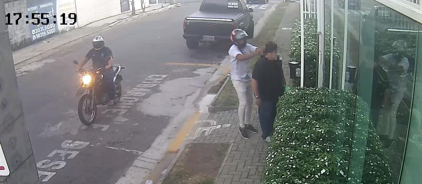 A imagem mostra dois homens praticando um assalto a um homem, em uma rua do bairro Cocó, em Fortaleza.