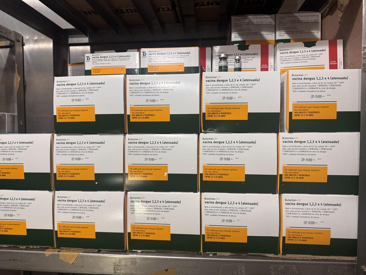 Foto de vacinas contra dengue produzidas pelo Instituto Butantan.