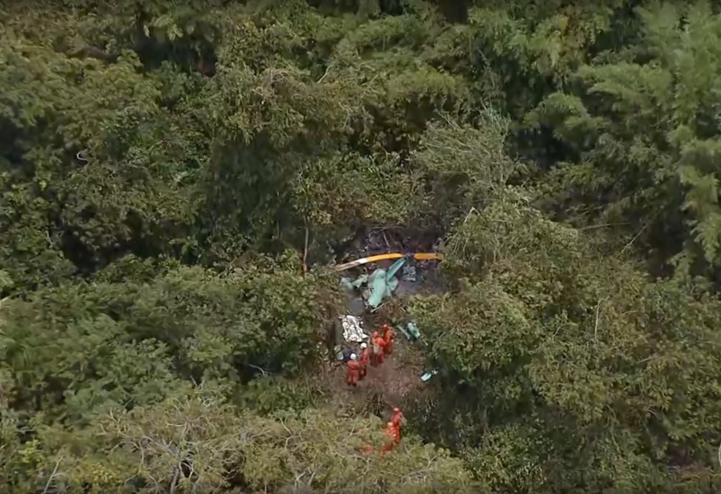 Imagem aérea de helicóptero que caiu em Guaratiba, no Rio de Janeiro.