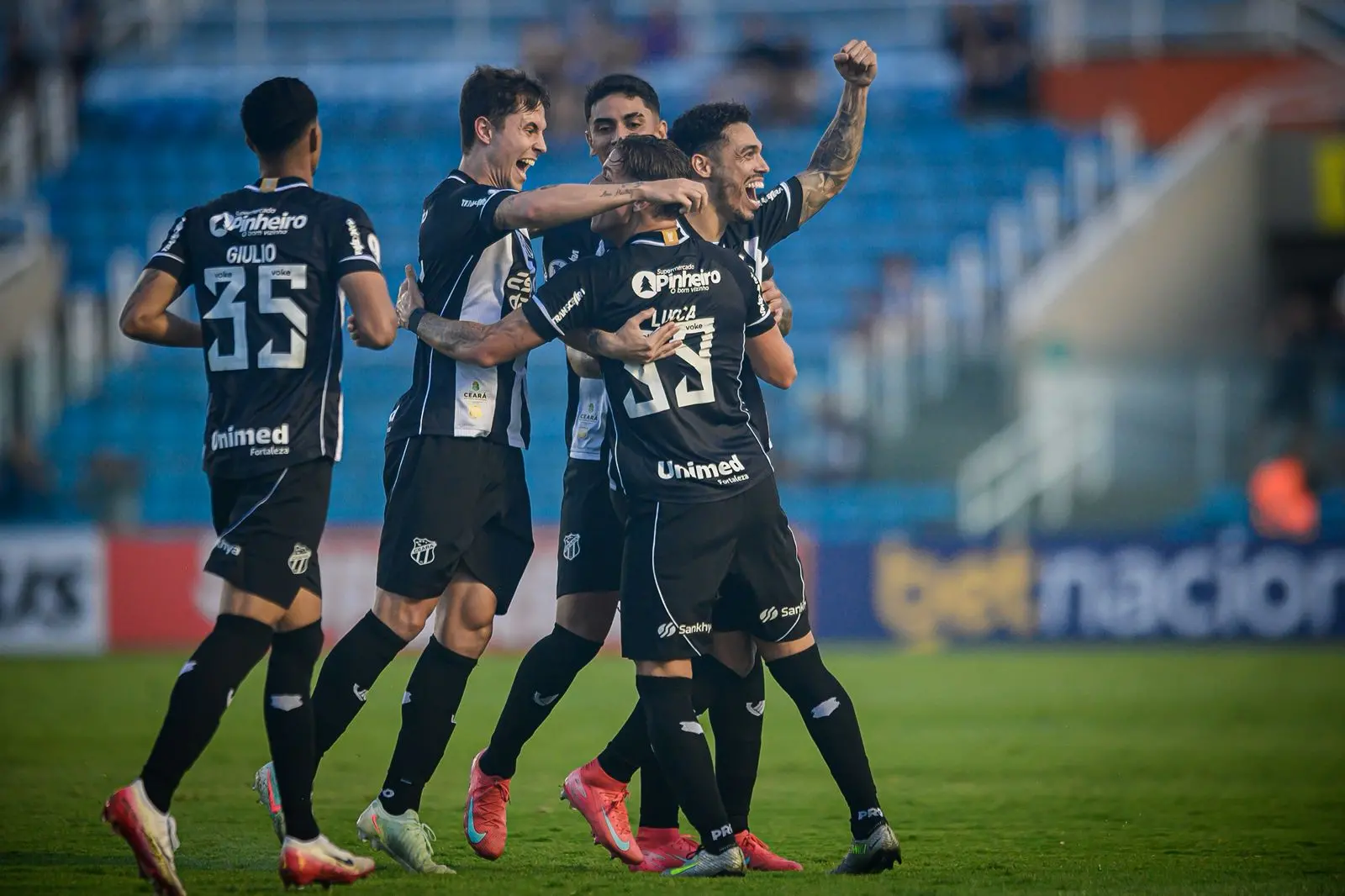 Jogadores do Ceará comemoram gol sobre o Iguatu