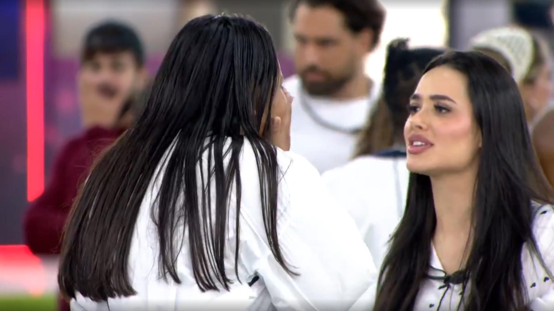foto mostra as participantes Chaiany e Jordana conversando no jardim da casa do BBB 26 após sister deixar o quarto branco.