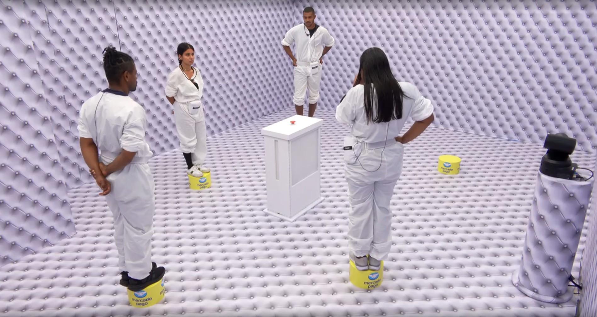 foto dos participantes Chaiany, Gabriela, Leandro e Matheus no final da dinâmica do Quarto Branco do BBB 26.