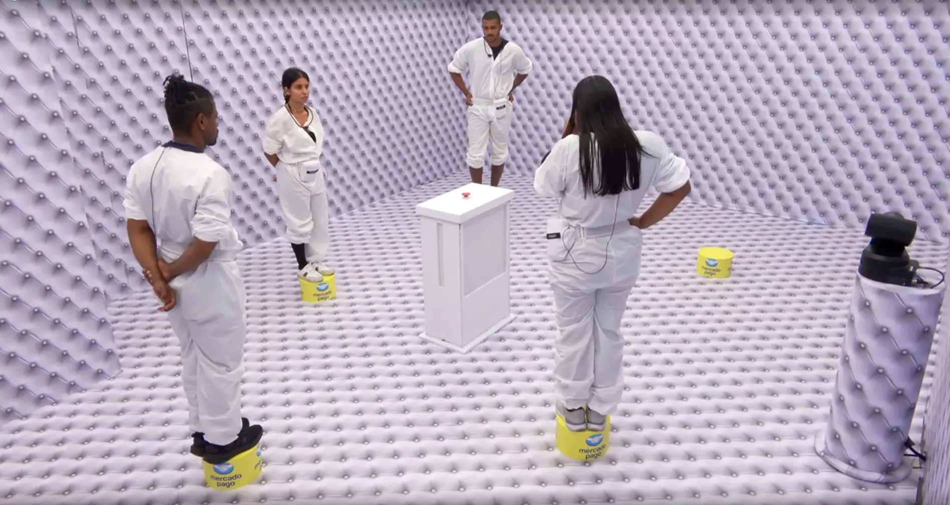 foto dos participantes Chaiany, Gabriela, Leandro e Matheus no final da dinâmica do Quarto Branco do BBB 26.