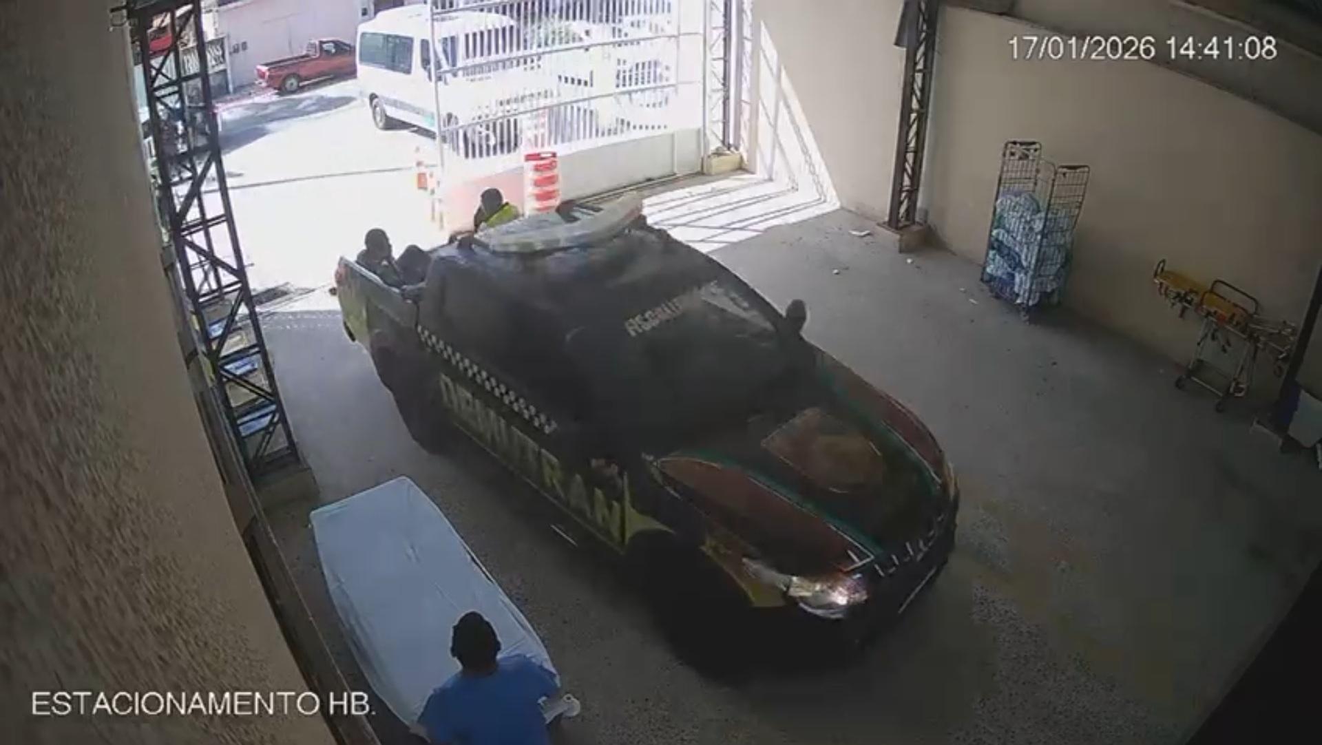 Imagem de câmera de segurança mostra carro oficial do Demutran de Aquiraz chegando ao hospital da cidade, após socorrer policial militar.
