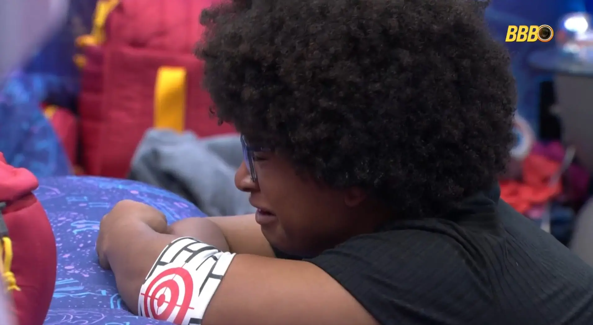 foto da participante Milena chorando após receber punição gravíssima no BBB 26.