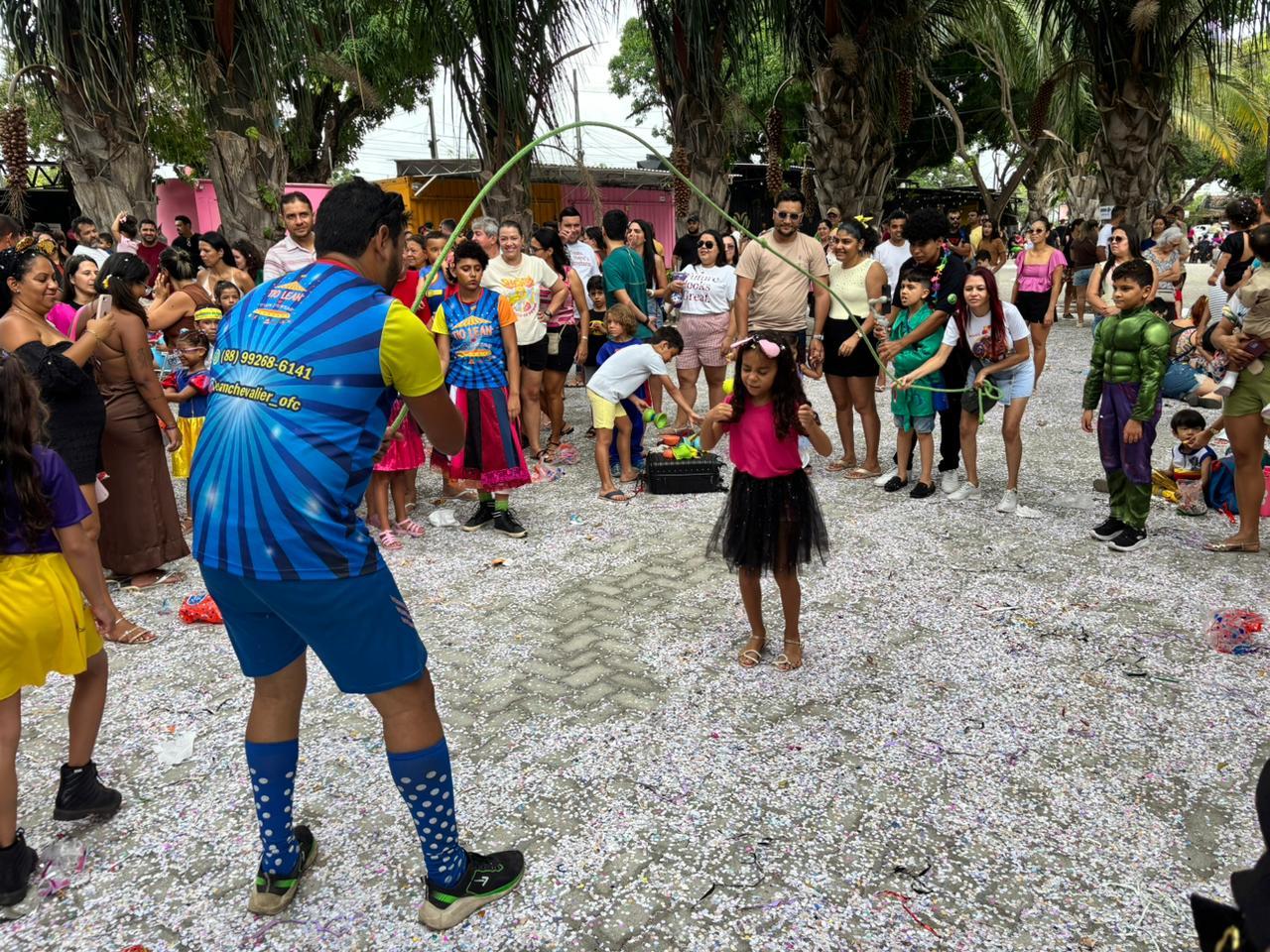 Crianças brincam em meio à folia.